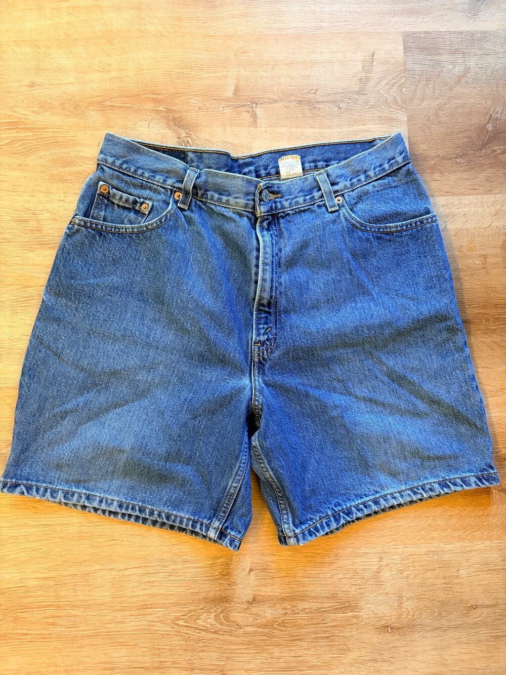 Vintage Levi’s 550 Relaxed Fit Denim Shorts Medium Wash Women's Size 14